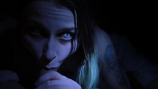 Призрак сестры сосет член брату в хоррор-инцест порно от первого лица