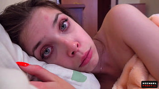 Братец учит сестричку ебаться, видя, что она дико возбуждена