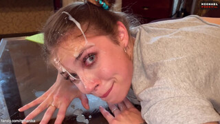 Глупая сестра приклеилась грудью к столу, брат отымел ее сзади и кончил на лицо