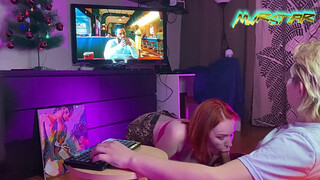 Сестра сосет член брату пока он играет в Cyberpunk 2077