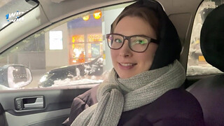 Чувак после прогулки склонил к ебле свою сводную сестру